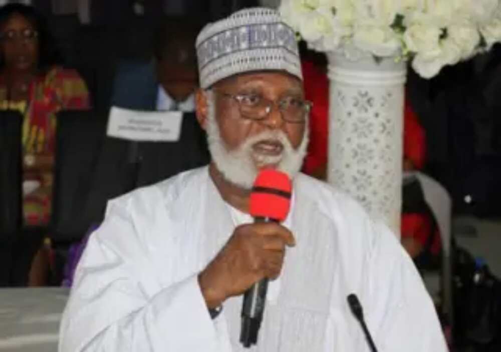 Matsalar Tsaro: Muggan makamai Sama da miliyan N6m ke shawagi a faɗin ƙasar nan, inji janar Abdussalami Matsalar Tsaro: Muggan makamai Sama da miliyan N6m ke shawagi a faɗin ƙasar nan, inji janar Abdussalami