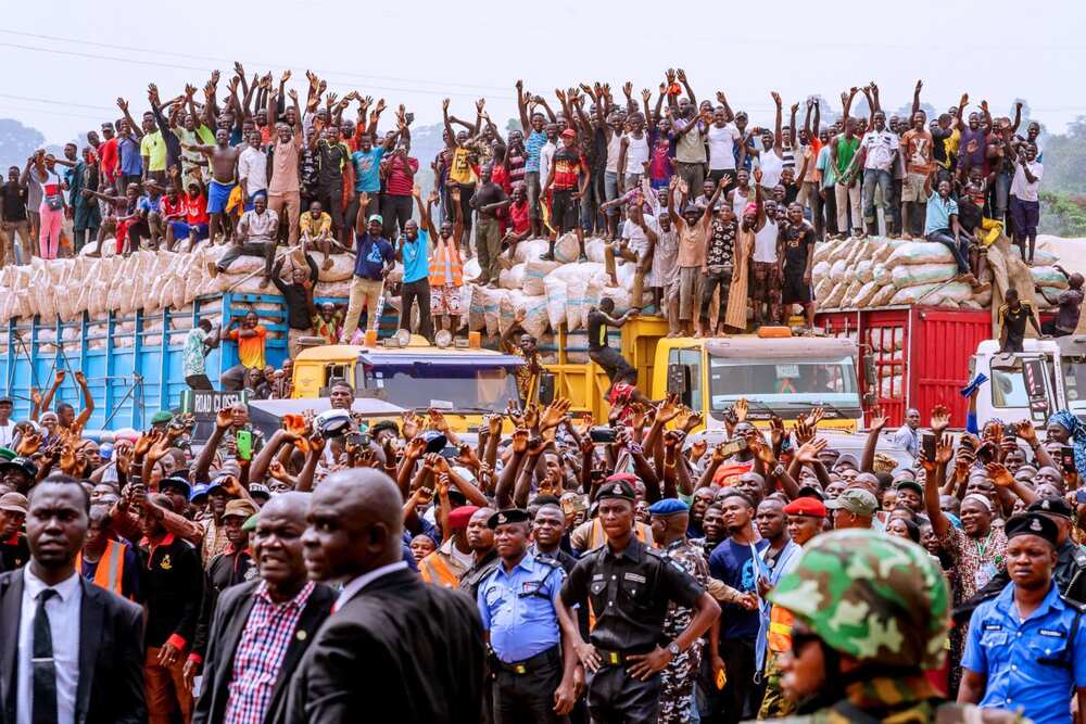 Mai farin jini: Dubban jama'a sun yi tururuwar fitowa domin tarbar Buhari a Ondo (Hotuna) Mai farin jini: Dubban jama'a sun yi tururuwar fitowa domin tarbar Buhari a Ondo (Hotuna)