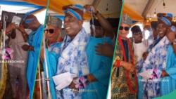 "New style": Oba of Owode Egba creates new way of spraying money, uses Kwam1 for example, clip trends