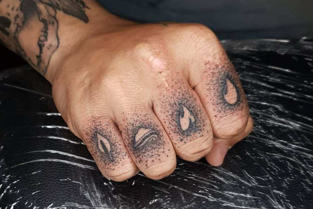 finger tattoos men