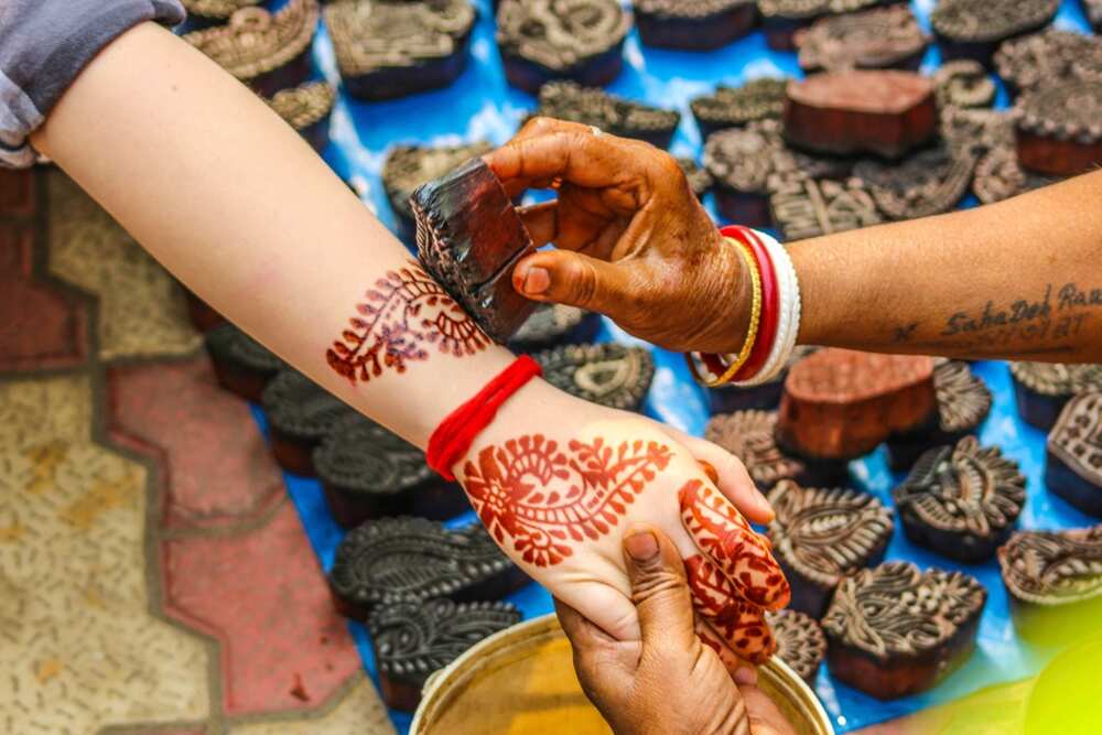 Red henna designs Red henna designs