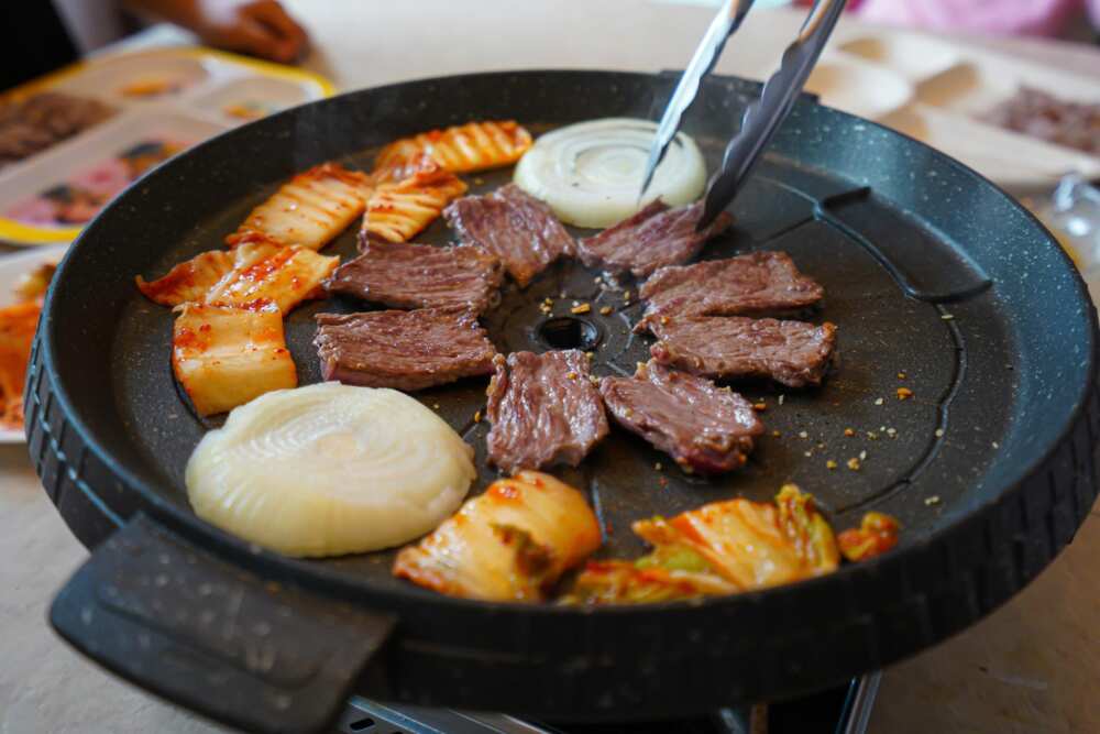 Barbecue Coréen cuit sur poêle.