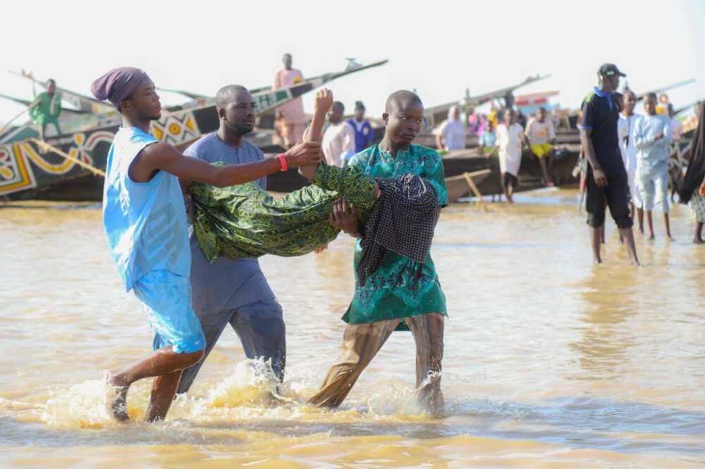 An Gano Gawarwaki 13 Cikin Mutane 200 da Jirgi Ya Kife Dasu a Kebbi An Gano Gawarwaki 13 Cikin Mutane 200 da Jirgi Ya Kife Dasu a Kebbi