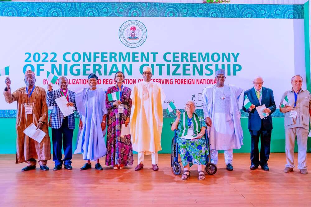 Buhari ya ba wasu 'yan kasar waje shaidar zama 'yan Najeriya Buhari ya ba wasu 'yan kasar waje shaidar zama 'yan Najeriya