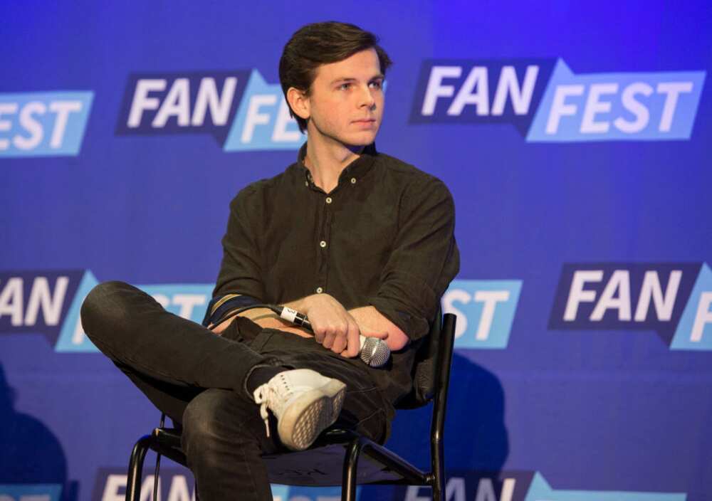 when does Carl die in The Walking Dead when does Carl die in The Walking Dead