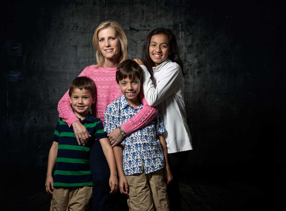 laura ingraham spouse        
        <figure class=