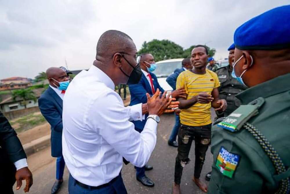 Hotunan Yadda Gwamna Ya Cafke Ƴan Daba Suna Yi Wa Masu Motocci Fashi a Kan Titin Legas Hotunan Yadda Gwamna Ya Cafke Ƴan Daba Suna Yi Wa Masu Motocci Fashi a Kan Titin Legas