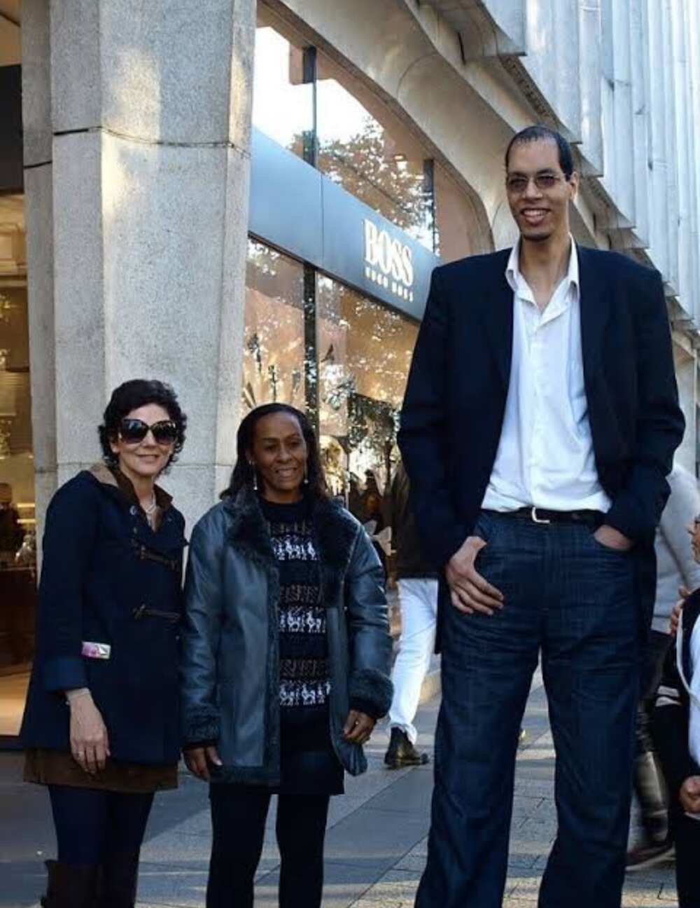 Brahim Takioullah: Meet the world's 2nd tallest living man - Legit.ng