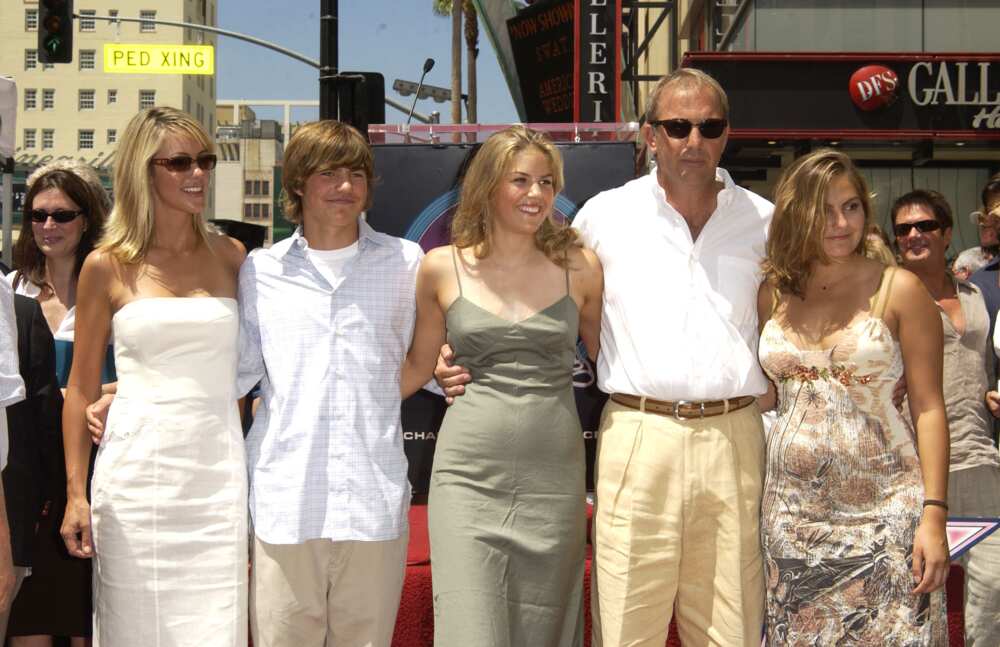 Kevin Costner et Christine Baumgarten & Kids pendant Kevin Costner honoré d'une étoile sur le Hollywood Walk of Fame pour ses réalisations au cinéma à Hollywood Blvd. à Hollywood, Californie, États-Unis. (Photo de SGranitz/WireImage)