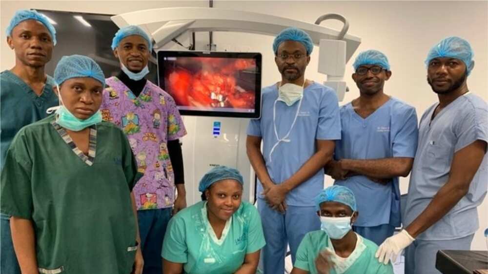 A picture showing the team of doctors who carried out the medical procedure. Photo source: Twitter/@aeocoker