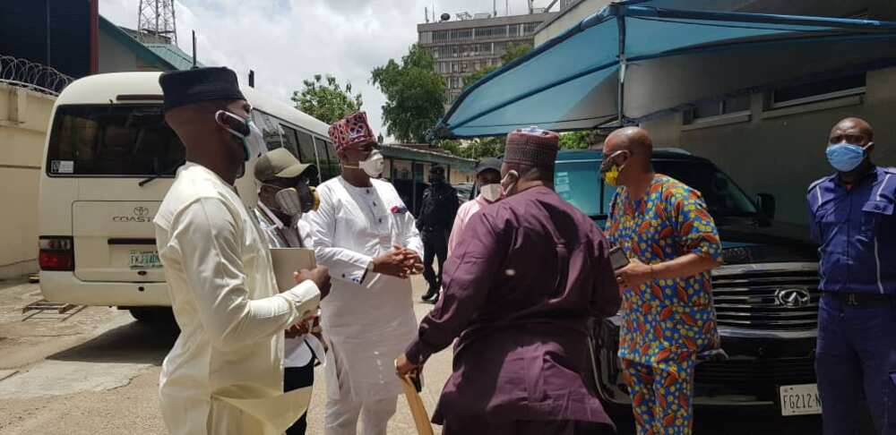 Lagos lawmakers storm electricity companies over darkness, issue warning Lagos lawmakers storm electricity companies over darkness, issue warning