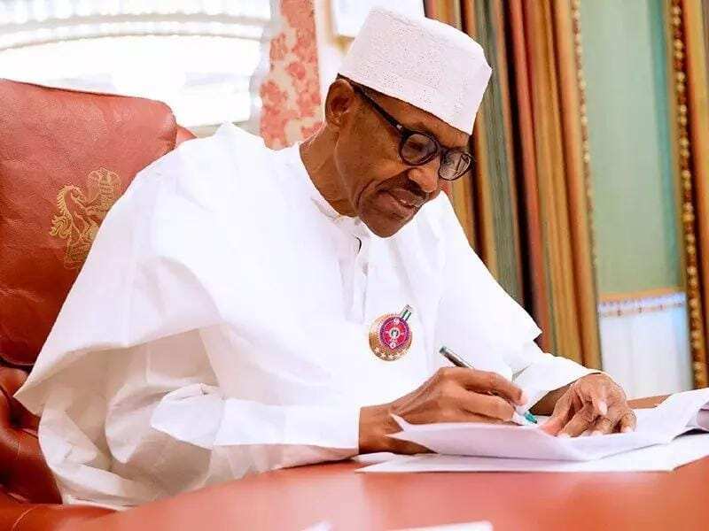 Yanzu-Yanzu: Shugaba Buhari ya rattaba hannu kan dokar masana'antar man fetur