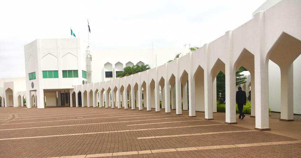 Tsageru sun yi yunkurin farmakar jami'an tsaron fadar Buhari Tsageru sun yi yunkurin farmakar jami'an tsaron fadar Buhari