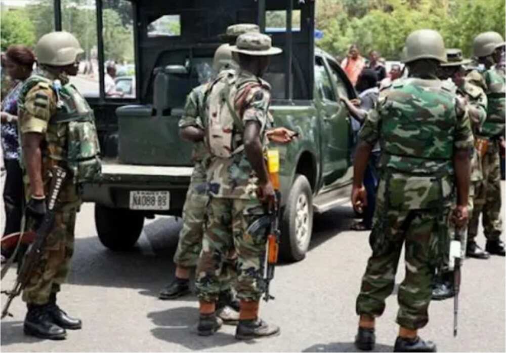 Kisar 'Yan Sanda: Mutane Sun Tarwatse Yayin da Sojoji Suka Dira Wani Gari a Enugu Kisar 'Yan Sanda: Mutane Sun Tarwatse Yayin da Sojoji Suka Dira Wani Gari a Enugu