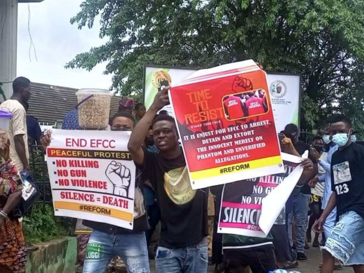 EFCC operatives in trouble as youths move against them