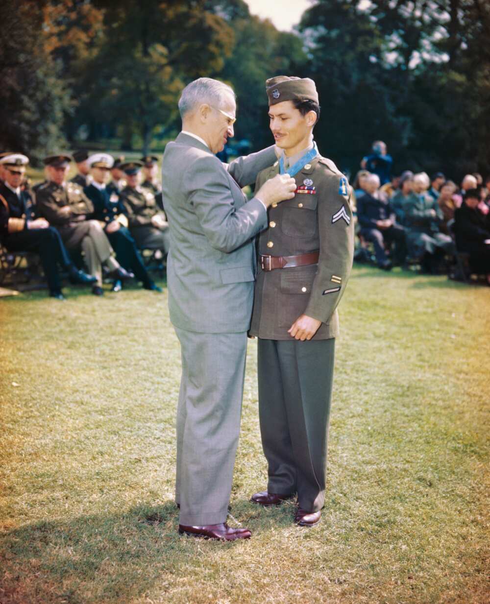 Le Président Truman remet la Médaille d'Honneur du Congrès au Caporal Desmond Doss.
Photo Getty Images