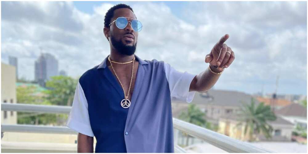 Dbanj dribbles AFRIMA officials on stage