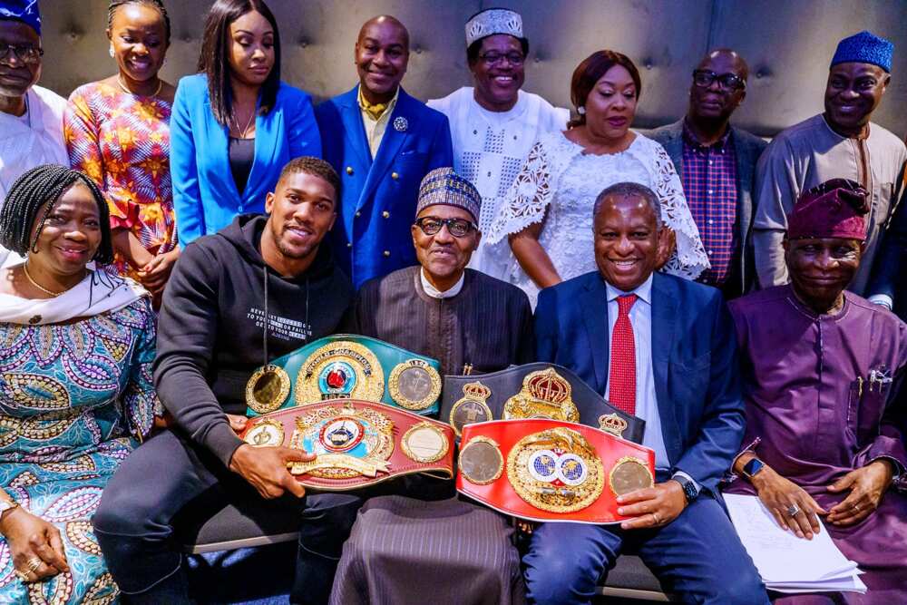 Zakaran dan damben duniya, Anthony Joshua, ya gabatarwa Buhari lambobin yabonsa (Hotuna) Zakaran dan damben duniya, Anthony Joshua, ya gabatarwa Buhari lambobin yabonsa (Hotuna)