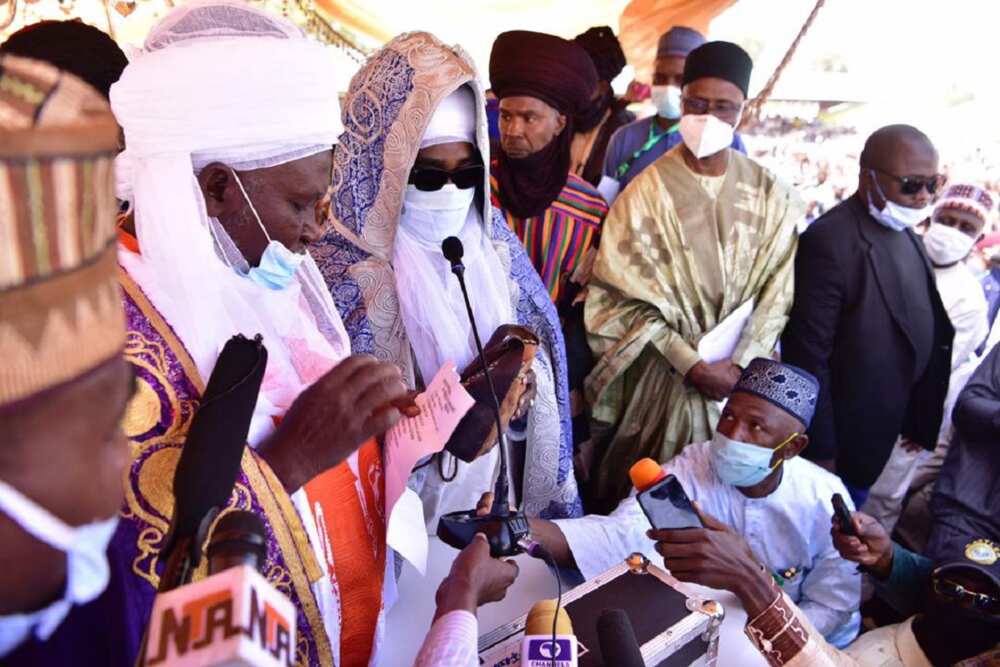 Dalilin fashewar Sarkin Zazzau da kuka yayin gabatar da jawabin nada shi Dalilin fashewar Sarkin Zazzau da kuka yayin gabatar da jawabin nada shi