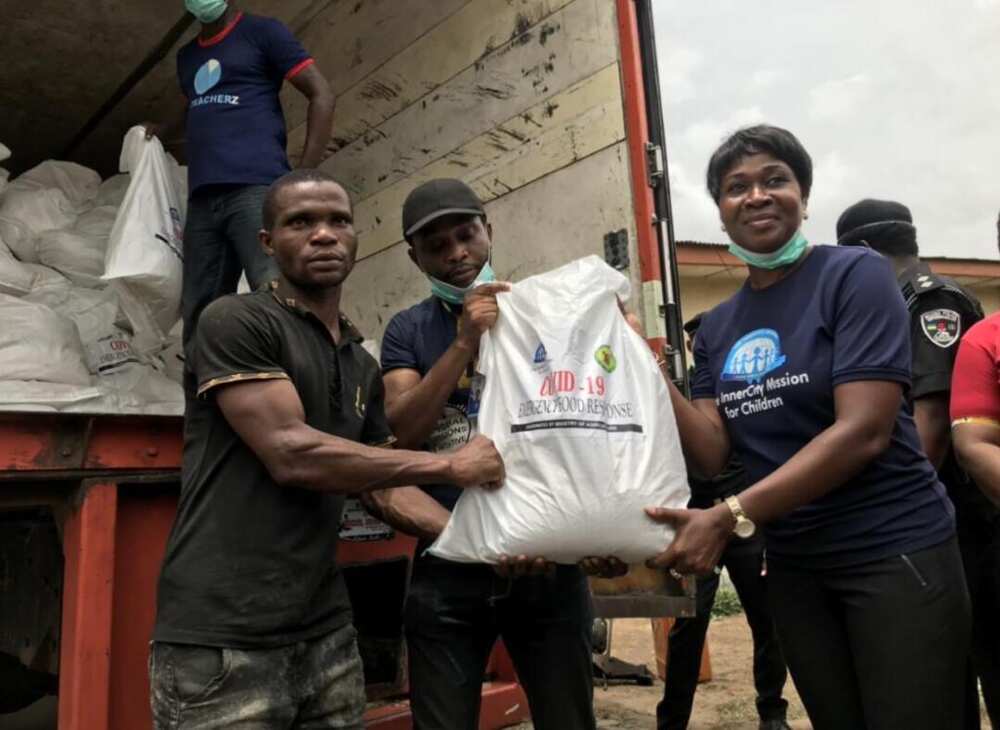 COVID-19: Oyakhilome Foundation supports Lagos state govt with food items COVID-19: Oyakhilome Foundation supports Lagos state govt with food items
