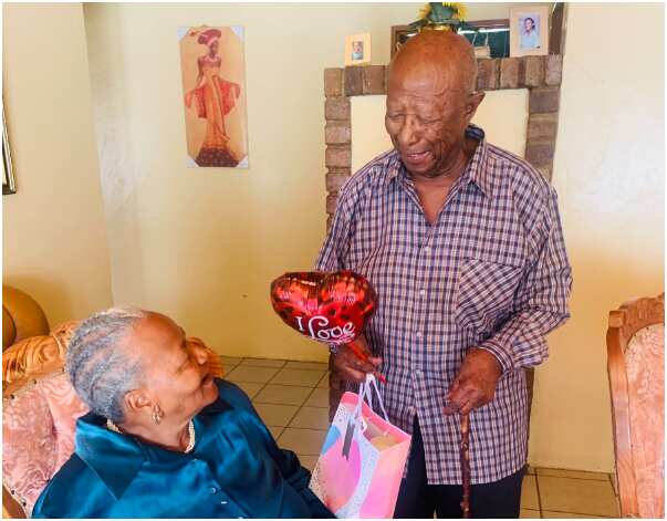 Photo of 93-year-old man giving his wife a Val gift sparks reactions online, many describe it as beautiful