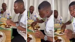 Man eats with 2 spoons, later ditched it as he uses his hands at an event, many react