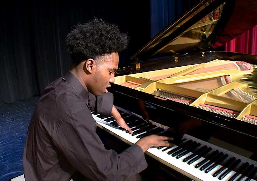 Darrius Simmons: Amputated teenager who taught himself piano becomes inspiration to many