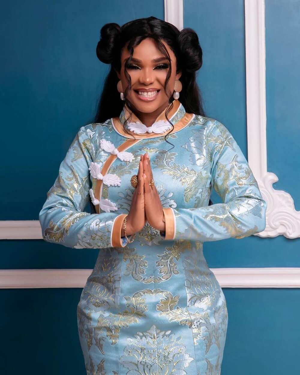 Actress Iyabo Ojo surprises Yinka Quadri for his birthday during her housewarming party (videos) Actress Iyabo Ojo surprises Yinka Quadri for his birthday during her housewarming party (videos)