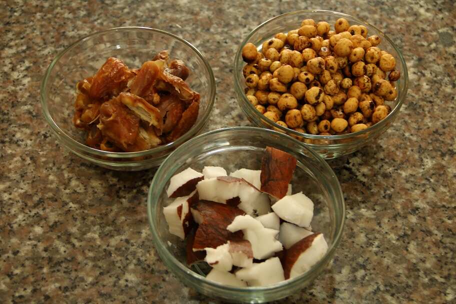 Tiger nuts, dates and coconut