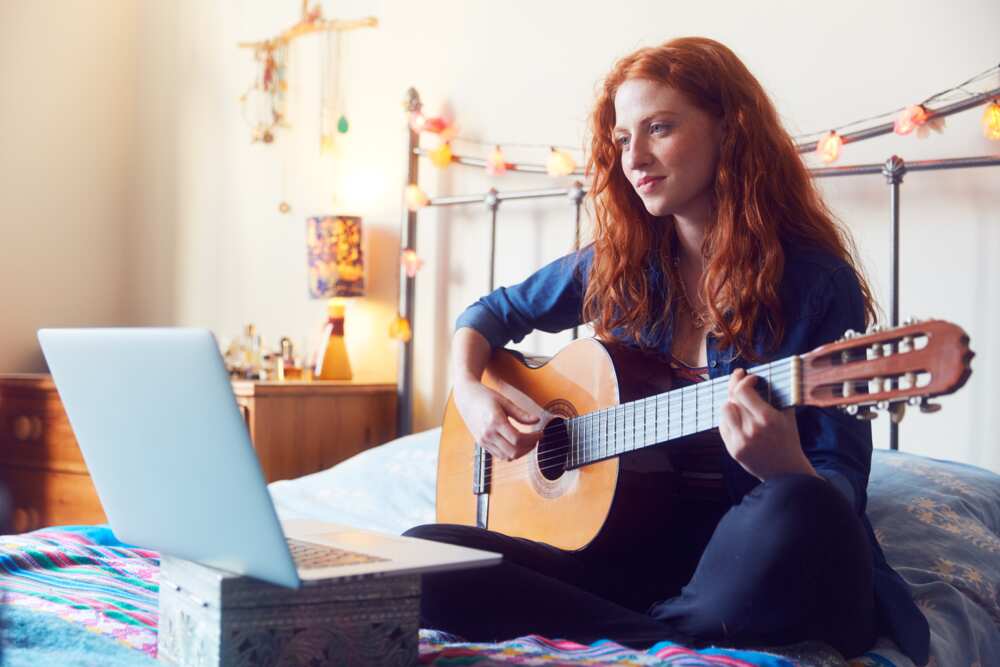 Comment apprendre la guitare seul: 10 conseils essentiels