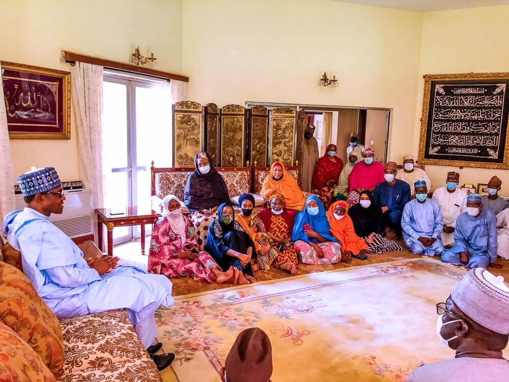 Shugaba Buhari ya kaiwa iyalan Yar'adua gaisuwar ta'aziyya a Kaduna (Hotuna) Shugaba Buhari ya kaiwa iyalan Yar'adua gaisuwar ta'aziyya a Kaduna (Hotuna)