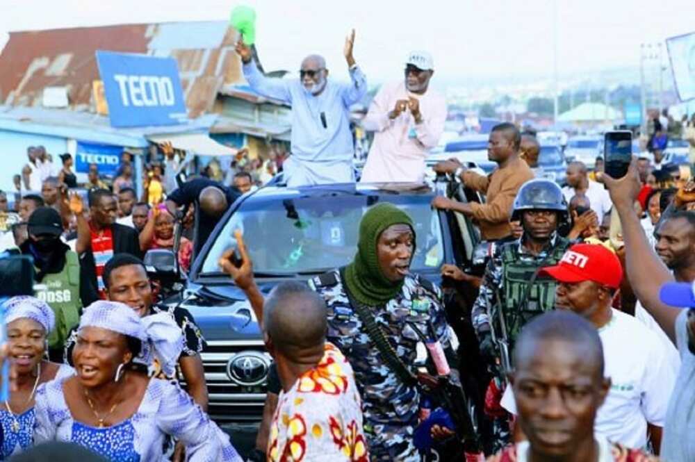Hotunan Akeredolu da mataimakinsa suna murnar nasarar da suka samu Hotunan Akeredolu da mataimakinsa suna murnar nasarar da suka samu