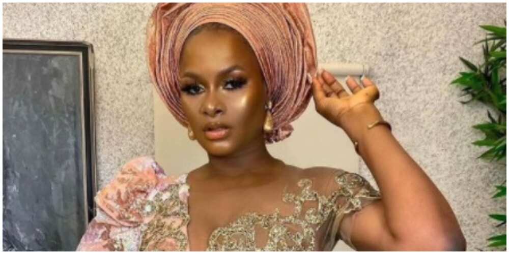 Photos of a lady in asoebi look. Photos of a lady in asoebi look.