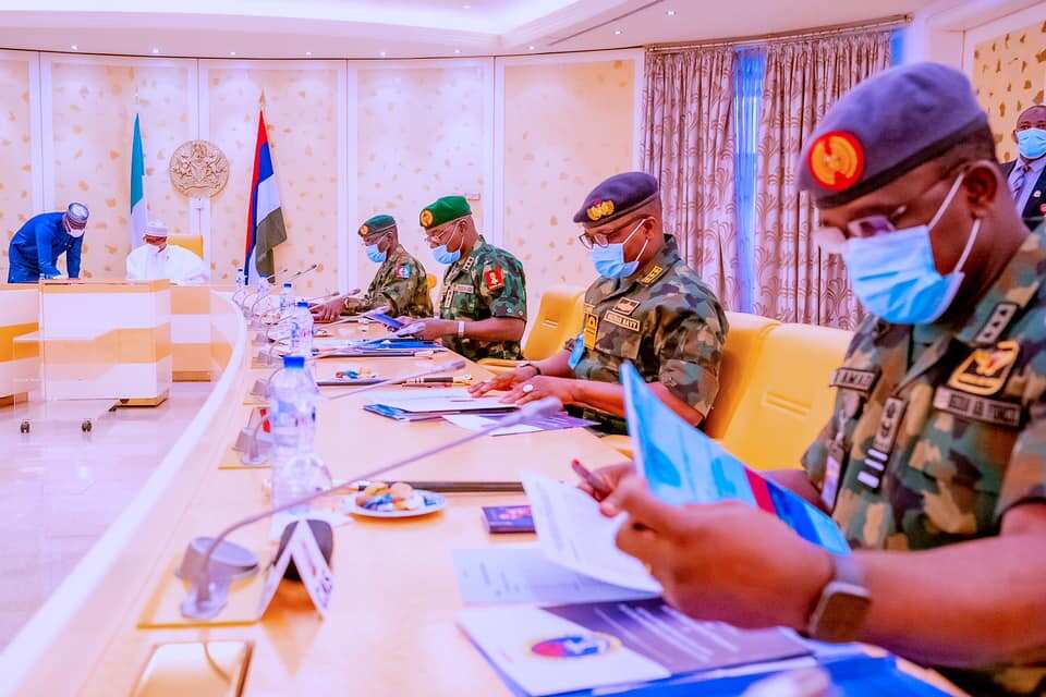 Buhari in a meeting with service chiefs