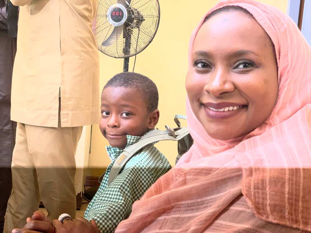 Kyan alkawari cikawa: Gwamna El-Rufa'i ya kai yaronsa makarantar gwamnati (Hotuna) Kyan alkawari cikawa: Gwamna El-Rufa'i ya kai yaronsa makarantar gwamnati (Hotuna)