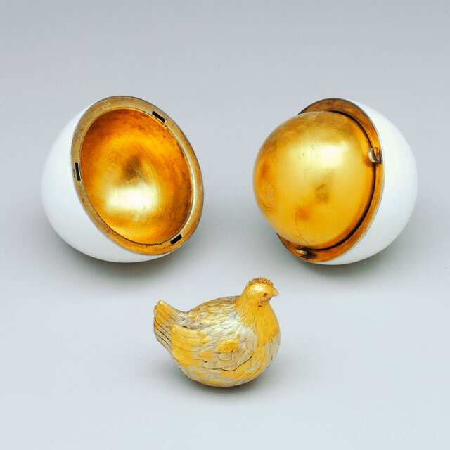 The egg is accompanied by a golden hen. Photo source: Faberge