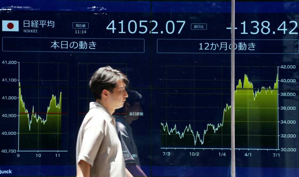 Euro slips in Asian trade after snap French poll