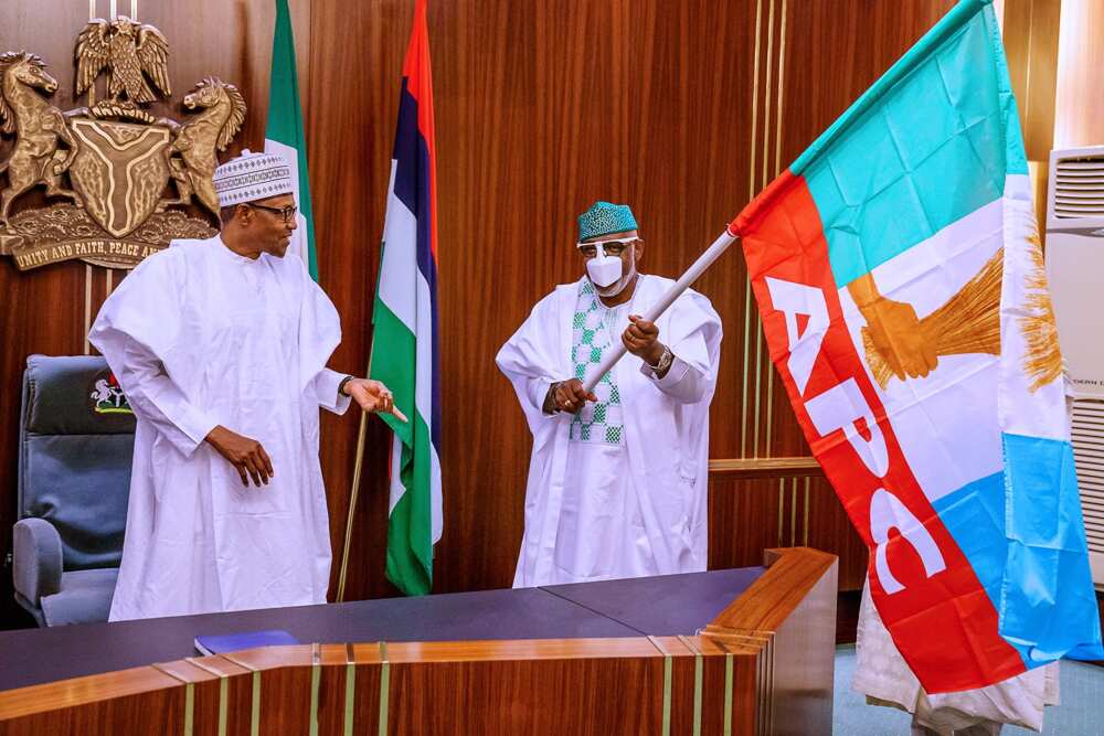 Ondo election: President Buhari presents APC flag to Akeredolu