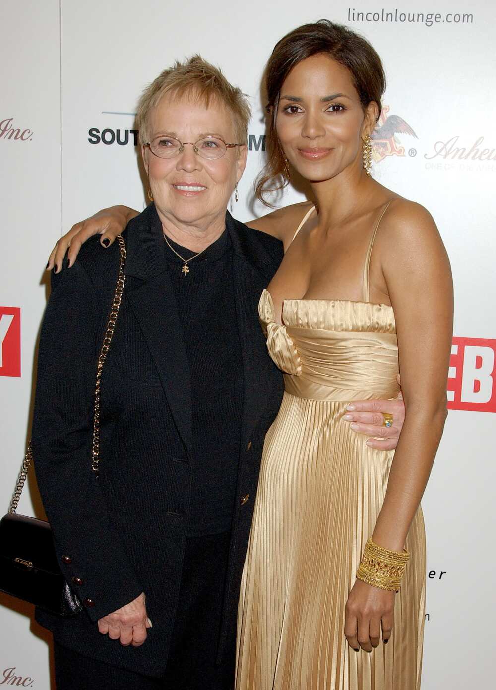 Does Halle Berry have a relationship with her father?