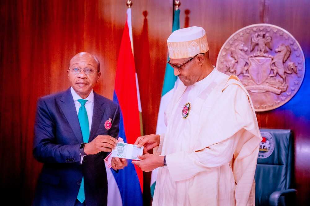 Buhari and Emefiele show the new naira notes