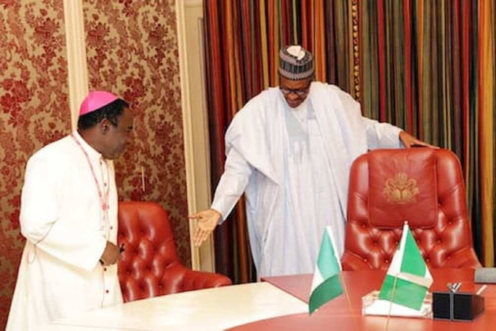 Kukah: Duk da yawan sukar da na ke yi wa gwamnatinsa, Buhari bai dena daukan waya na ba Kukah: Duk da yawan sukar da na ke yi wa gwamnatinsa, Buhari bai dena daukan waya na ba