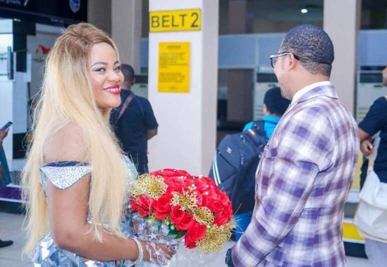 Man surprises girlfriend with a marriage proposal at Asaba airport
