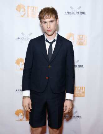 Tommy Dorfman biography: age, height, husband, career, are ...