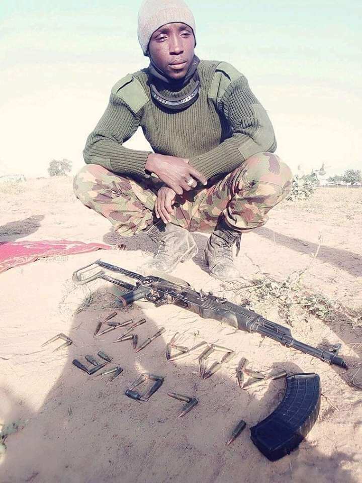 Nigerian soldier professes love for his dearest wife using bullets (photo)