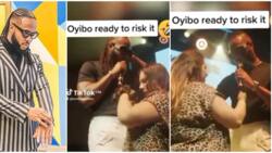 "He waited for her to touch him": Oyinbo woman gets freaky with Flavour, whines 'big waist' for him like snake