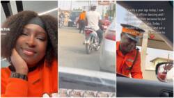 "He deserves it": Lady gives police officer money for always dancing in video, Nigerians support her