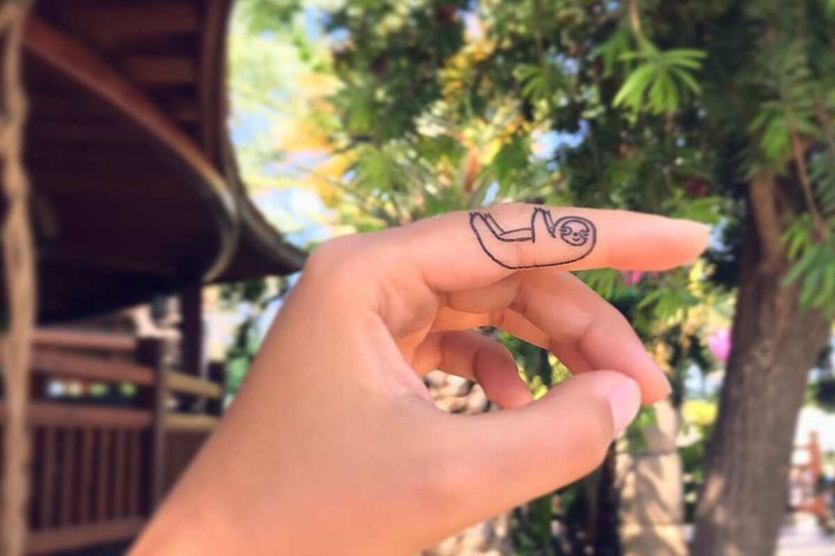 50 Gorgeous Finger Tattoos That Deserve a Thumbs Up | Hand tattoos, Funny  tattoos, Finger tattoos