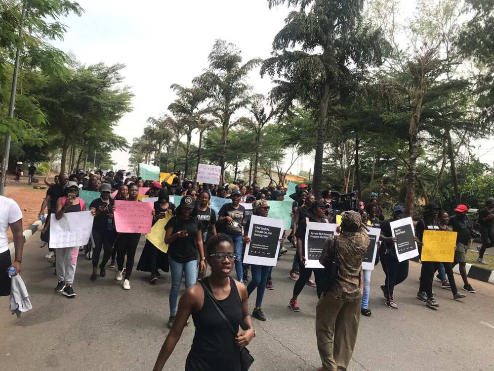 Nigerians protest against alleged police brutality against women (photos/video)