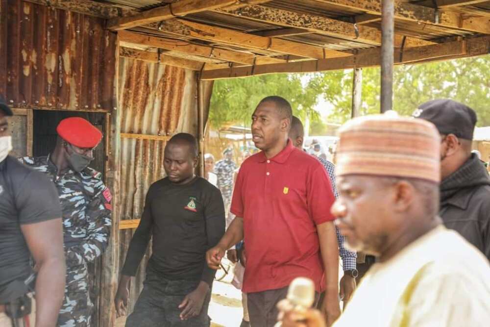 Zulum ya sallami dukkan ma'aikatan babban asibitin Ngala da ke Borno (Hotuna) Zulum ya sallami dukkan ma'aikatan babban asibitin Ngala da ke Borno (Hotuna)