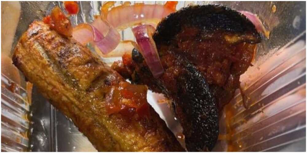 Nigerian man shares the roasted plantain he ordered versus what he got, stirs massive reactions